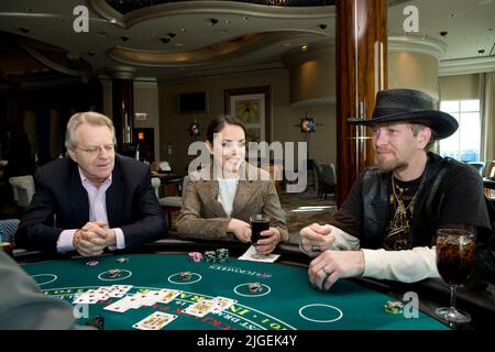 Kevin Skinner, vainqueur de l'America's Got Talent, joue au blackjack avec Barabara Padilla et l'hôte Jerry Springer. Banque D'Images