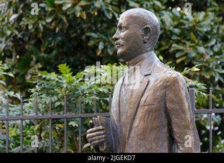 TRIESTE, Italie - 25 mars 2022 : gros plan de la statue de bronze du célèbre écrivain italien Italo Svevo, oeuvre du sculpteur de la Triesse Nino Spagnoli Banque D'Images