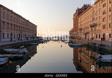 TRIESTE, Italie - 25 mars 2022 : Canal Grande au coucher du soleil, avec le palais Gopcevich sur la droite Banque D'Images