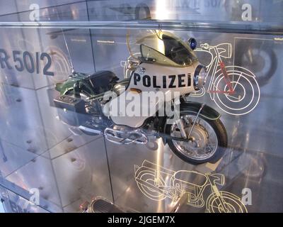 26.07.2013, Allemagne, Munich, Musée BMW. Moto de police sur le podium Banque D'Images