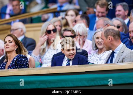 Londres, Royaume-Uni, 10th juillet 2022 : HRH Catherine (G-D), Duchesse de Cambridge, Prince Louis de Cambridge et Prince William lors de la finale masculine aux Championnats de Wimbledon 2022 au All England Lawn tennis and Croquet Club de Londres. Credit: Frank Molter/Alamy Live News Banque D'Images