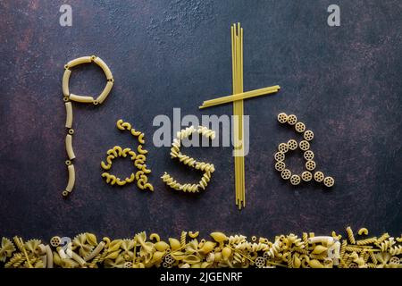 Le mot pâtes fait avec des formes de pâtes sèches et une bordure de pâtes en dessous. Banque D'Images