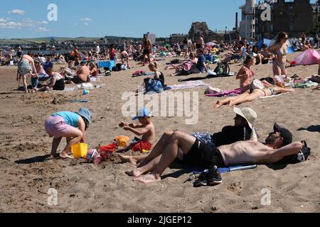 Édimbourg, Royaume-Uni. 10th juillet 2022. Sur ce qui est susceptible de s'avérer être le jour le plus chaud de l'année jusqu'à présent des milliers de personnes affluent à la plage de Portobello pour profiter du sable, de la mer et du soleil. &Copy; Credit: Cameron Cormack/Alay Live News Banque D'Images