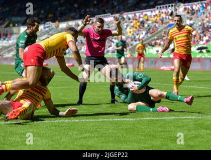 Newcastle, Royaume-Uni. 10th juillet 2022. Gareth Widdop de Warrington Wolves tient son bras comme ses partitions un essai Catalans Dragons V Warrington Wolves événement: Week-end magique 2022 lieu: St James Park, Newcastle, UK Date: 10th juillet 2022 crédit: Craig Cresswell/Alay Live News Banque D'Images