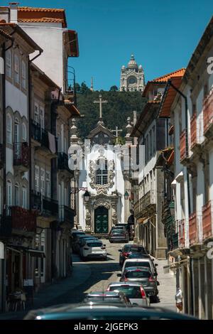 Vue sur une rue dans le centre historique de Viana do Castelo, Portugal. Banque D'Images