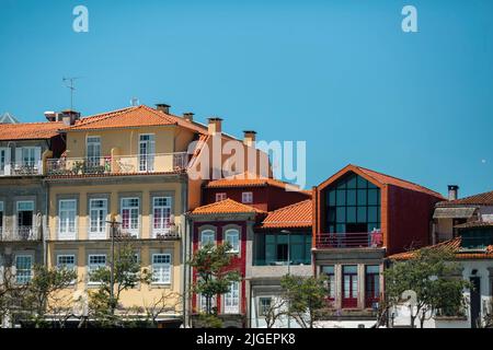 Façades de bâtiments résidentiels dans le centre de Viana do Castelo, Portugal. Banque D'Images