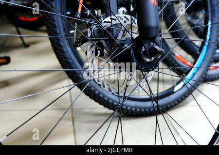 Roue de vélo avec rayons en gros plan. Réparation de vélos. Banque D'Images