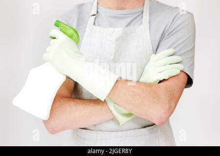 Le désinfectant le plus puissant de l'ouest sauvage. Homme méconnaissable tenant un spray nettoyant et portant des gants en caoutchouc. Banque D'Images