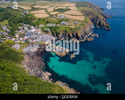 Village de pêcheurs de Cadgwith Cove à Cornwall. Banque D'Images