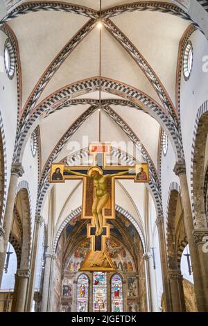 Crucifix de Giotto dans la thenave de l'église Basilique Santa Maria Novella à Florence Italie Banque D'Images