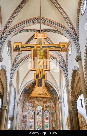 Crucifix de Giotto dans la thenave de l'église Basilique Santa Maria Novella à Florence Italie Banque D'Images