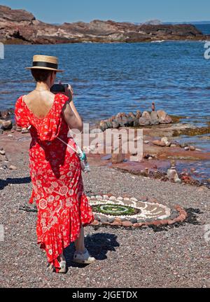Jour 2 Championnat européen de piété de pierre, Eye Cave Beach, Dunbar, Écosse, Royaume-Uni. 10th juillet 2022. Un visiteur de la compétition prend une photo de téléphone mobile d'une structure à la côte. Crédit : Arch White/alamy Live News Banque D'Images