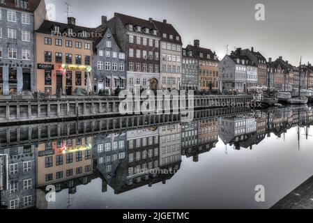 Nyhavn matin d'hiver gris tôt avec des réflexions dans le canal, Copenhague, 16 février 2019 Banque D'Images