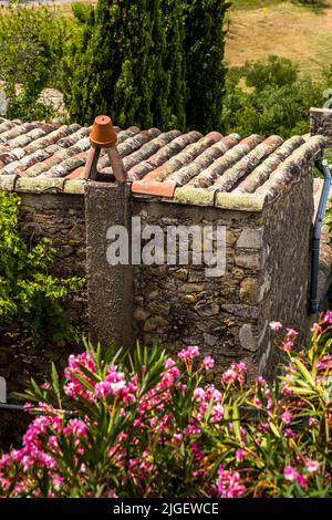 Mirmande est l'un des plus beaux villages de France comme un village perché et offre un magnifique panorama sur la vallée du Rhône Banque D'Images