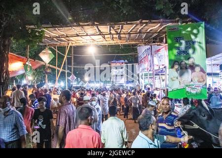 Dhaka, Bangladesh. 8th juillet 2022. Vendeurs vendant des vaches sur le marché pour EID-UL-ADHA. EID-UL-ADHA est le plus grand festival de 2nd pour les musulmans. Les gens sacrifient les vaches et les chèvres dans ce festival. Cette image a été prise le 2022-07-07, à partir du marché de la vache Shahajanpur EID-UL-ADHA, Dhaka. (Credit image: © Md. Noor Hossain/Pacific Press via ZUMA Press Wire) Banque D'Images