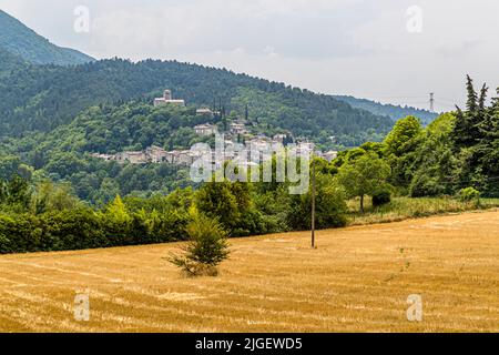 Mirmande est l'un des plus beaux villages de France comme un village perché et offre un magnifique panorama sur la vallée du Rhône Banque D'Images