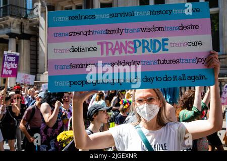 Londres, Royaume-Uni. 9th juillet 2022. Un manifestant tient un panneau lors d'une marche de la London Trans+ Pride, de Wellington Arch à Soho. London Trans+ Pride est un événement de protestation populaire qui n'est pas affilié à Pride à Londres et qui se concentre sur la création d'un espace pour la communauté transgenre, non binaire, intersexuée et GNC de Londres à se réunir pour célébrer leur identité et pour lutter pour leurs droits. Crédit : Mark Kerrison/Alamy Live News Banque D'Images