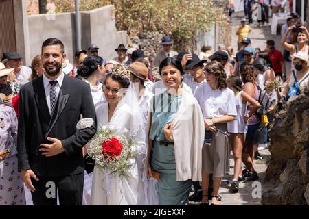 Chirche, Ténérife, 10 juillet 2022. Un mariage factice est célébré. Les villageois célèbrent la Día de tradiciones, jour des traditions dans le petit village de montagne où ils rendaient des scènes du style de vie rural vécu par leurs ancêtres en 1940s Banque D'Images