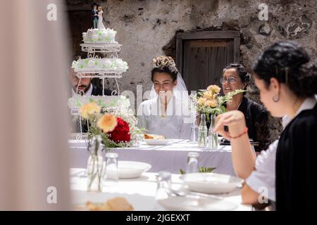 Chirche, Ténérife, 10 juillet 2022. Un mariage factice est célébré. Les villageois célèbrent la Día de tradiciones, jour des traditions dans le petit village de montagne où ils rendaient des scènes du style de vie rural vécu par leurs ancêtres en 1940s Banque D'Images