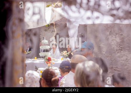 Chirche, Ténérife, 10 juillet 2022. Un mariage factice est célébré. Les villageois célèbrent la Día de tradiciones, jour des traditions dans le petit village de montagne où ils rendaient des scènes du style de vie rural vécu par leurs ancêtres en 1940s Banque D'Images