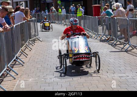 Ringwood, Hampshire, Royaume-Uni. 10th juillet 2022. Le Grand Prix de la voiture à pédales britannique a eu lieu pour la première fois dans la ville de Ringwood en 1987. L'événement attire désormais des milliers de spectateurs chaque année pour observer les « voitures » lorsqu'elles tournent autour de la piste en ville. Les foules affluent pour voir l'excitation par une chaude journée ensoleillée. Crédit : Carolyn Jenkins/Alay Live News Banque D'Images
