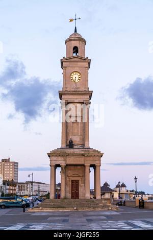 Herne Bay, tour d'horloge en bord de mer, considéré comme le premier objectif construit au Royaume-Uni en 1837, à l'aube avec un ciel et quelques nuages derrière. Banque D'Images