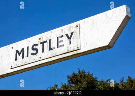 Panneau de direction pour le village de Mistley dans Essex, Royaume-Uni. Banque D'Images