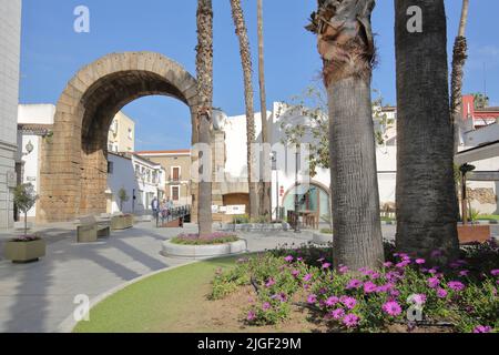 Arcades de l'UNESCO Arco de Trajano faisant partie de Emerita Augusta de la ville romaine de Merida, Estrémadure, Espagne Banque D'Images