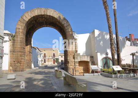 Arcades de l'UNESCO Arco de Trajano faisant partie de Emerita Augusta de la ville romaine de Merida, Estrémadure, Espagne Banque D'Images