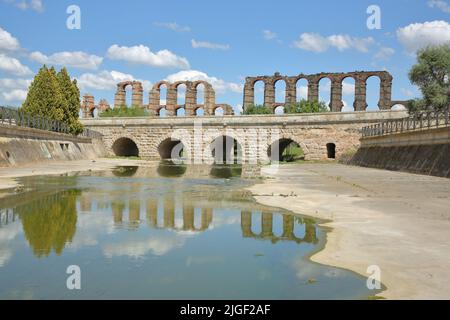 Pont historique de l'UNESCO Puente Romano de la Puerta et UNESCO Acueducto de los Milagros au-dessus du Rio Albarregas à Mérida, Estrémadure, Espagne Banque D'Images