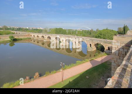 Pont historique UNESCO Puente Romano faisant partie de la ville romaine d'Emerita Augusta avec réflexion sur le fleuve Rio Guadiana à Merida, Estrémadure, SPAI Banque D'Images