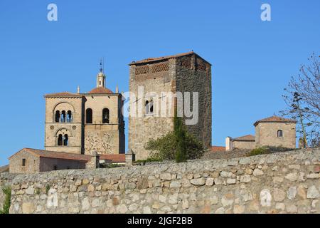 Clocher de l'église Iglesia de Santa Maria la Mayor, tour Torre Campanario et Castillo à Trujillo, Estrémadure, Espagne Banque D'Images