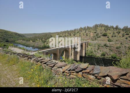 Vue sur le pont romain Puente Romano au-dessus de Rio Tajo à Alcantara, Estrémadure, Espagne Banque D'Images