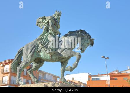 Roi espagnol Alfonso VIII comme personnage équestre à la Puerta de sol à Plasencia, Estrémadure, Espagne Banque D'Images