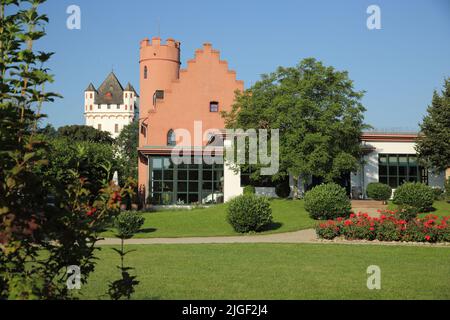 Vue sur la tour du château électoral et du château de crasse à Eltville, Rheingau, Taunus, Hesse, Allemagne Banque D'Images