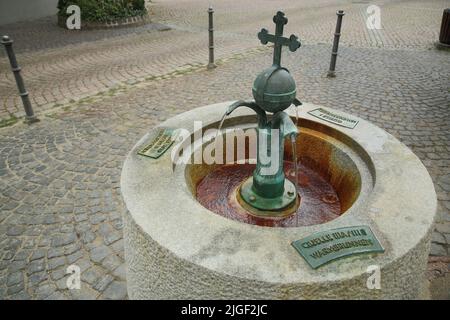 Trois sources de guérison, Warmbrunnen, Milchbrunnen et Jutus-von-Liebig-Brunnen à Franzensbader Platz, Bad Soden, Taunus, Hesse, Allemagne Banque D'Images