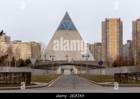 Nur Sultan (Astana), Kazakhstan, 11.11.21. Palais de la paix et de la réconciliation, centre culturel emblématique en verre et en acier en forme de pyramide avec une conférence Banque D'Images