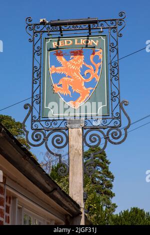 Suffolk, Royaume-Uni - 7 septembre 2021: Le panneau de pub traditionnel à l'extérieur de la maison publique du lion rouge dans le beau village de l'est de Bergholt dans Suffolk, Royaume-Uni. Banque D'Images