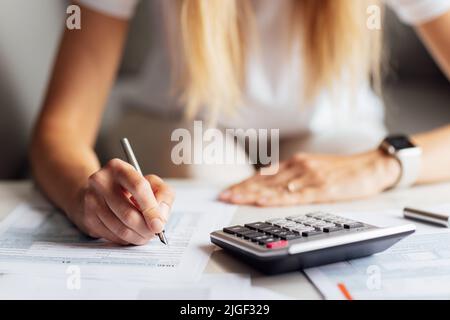 Comptable d'auditeur ou expert financier directeur général responsable calcul des bénéfices, recherche de rapport de recherche marketing, analyse des données graphiques et des graphiques financiers et Banque D'Images