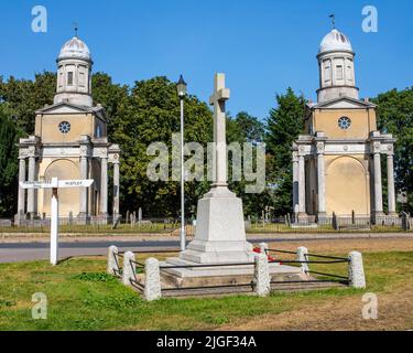 Essex, Royaume-Uni - 7 septembre 2021 : les tours historiques de Mistley et le mémorial de guerre dans le village de Mistley dans Essex, Royaume-Uni. Les tours faisaient partie du Banque D'Images