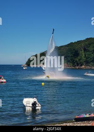 Paignton, Royaume-Uni. Dimanche 10 juillet 2022. Homme à bord d'un jet d'eau près d'Elberry Cove à Devon, un été chaud. Credit: Thomas Faull/Alamy Live News Banque D'Images