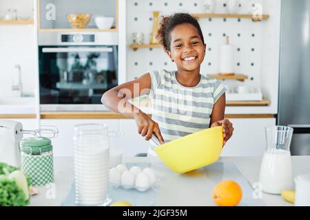 enfant fille cuisine personne nourriture fille enfance maison mignon heureux Banque D'Images