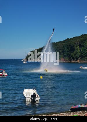 Paignton, Royaume-Uni. Dimanche 10 juillet 2022. Homme à bord d'un jet d'eau près d'Elberry Cove à Devon, un été chaud. Credit: Thomas Faull/Alamy Live News Banque D'Images