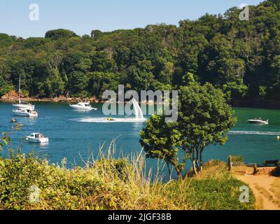 Paignton, Royaume-Uni. Dimanche 10 juillet 2022. Homme à bord d'un jet d'eau près d'Elberry Cove à Devon, un été chaud. Credit: Thomas Faull/Alamy Live News Banque D'Images