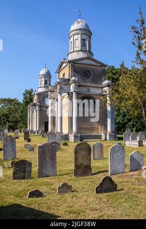 Les tours historiques de Mistley dans le village de Mistley dans Essex, Royaume-Uni. Les tours faisaient partie de l'église de Sainte-Marie-la-Vierge, aujourd'hui démolie. Banque D'Images