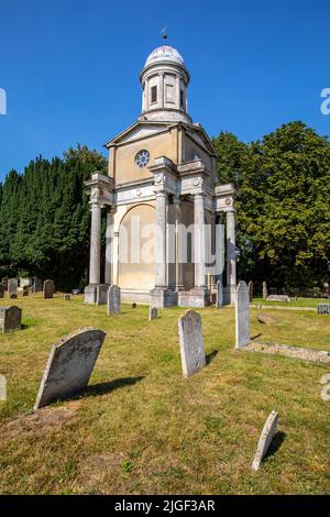 Une des tours historiques de Mistley dans le village de Mistley dans Essex, Royaume-Uni. Les tours faisaient partie de l'église de Sainte-Marie-la-Vierge, aujourd'hui démolie. Banque D'Images