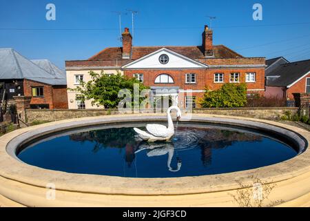 Essex, Royaume-Uni - 7 septembre 2021: Une vue sur la fontaine des cygnes dans le village de Mistley dans Essex, Royaume-Uni. Banque D'Images