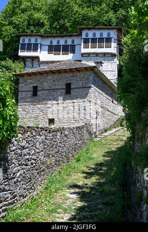 Maison traditionnelle en pierre dans le village bien préservé de Vizitsa. Sur les pentes sud-ouest de pf les Pélion mountans, Pélion Peninsula, Thessaly, GRE Banque D'Images