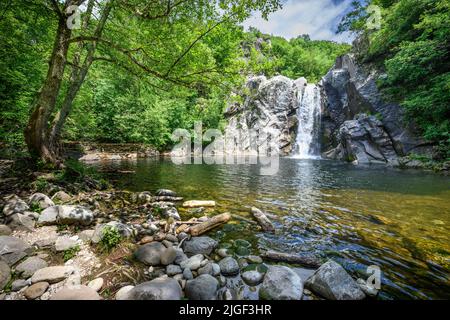 Cascade de Sainte-Barbara au nord de Paranesti vers Dipotamia au bord des montagnes Rhodopi, Macédoine orientale, Grèce. Banque D'Images