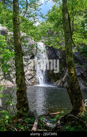 Cascade de Sainte-Barbara au nord de Paranesti vers Dipotamia au bord des montagnes Rhodopi, Macédoine orientale, Grèce. Banque D'Images